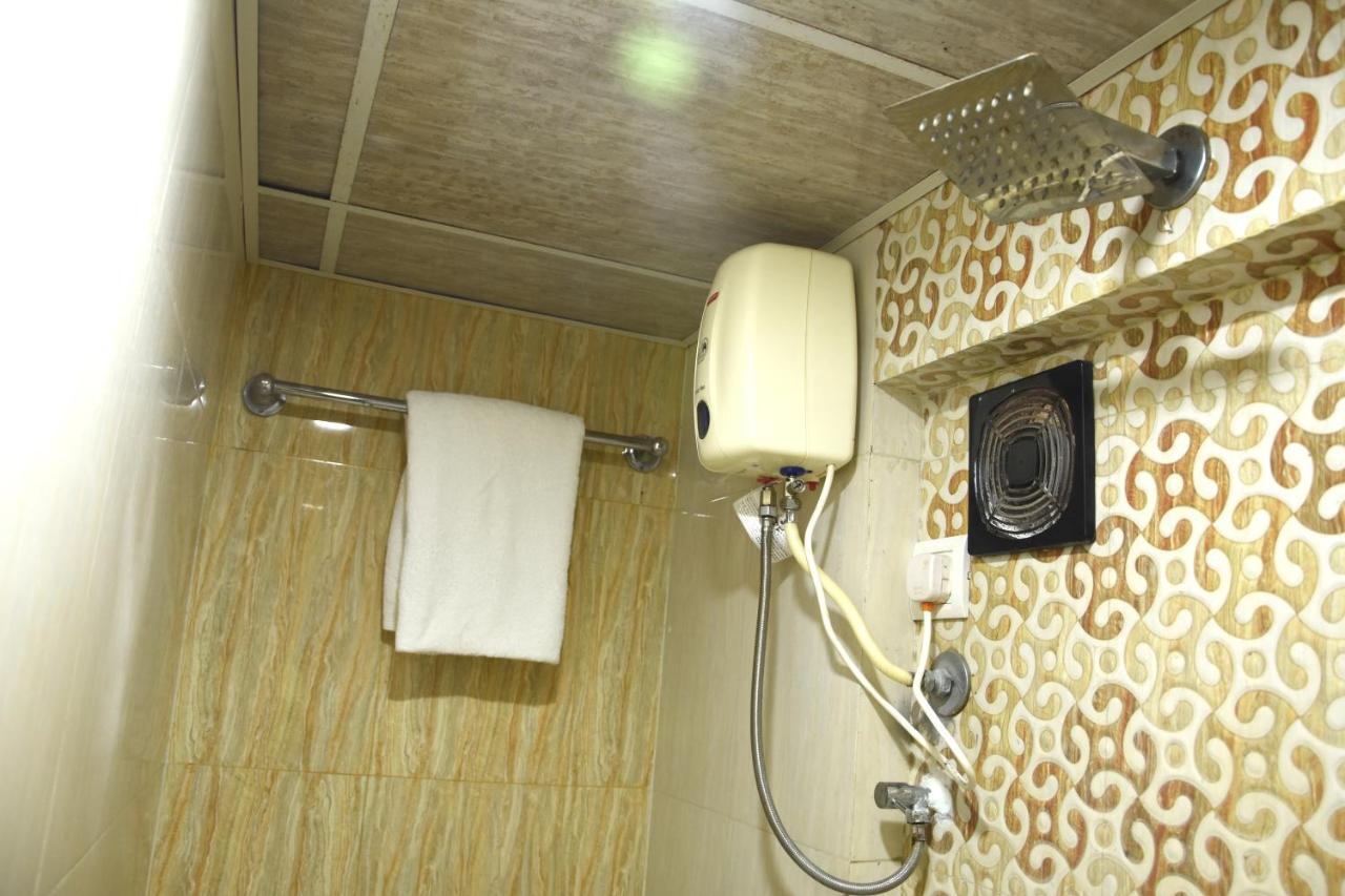 Hotel Galaxy Comforts Мумбаи Экстерьер фото